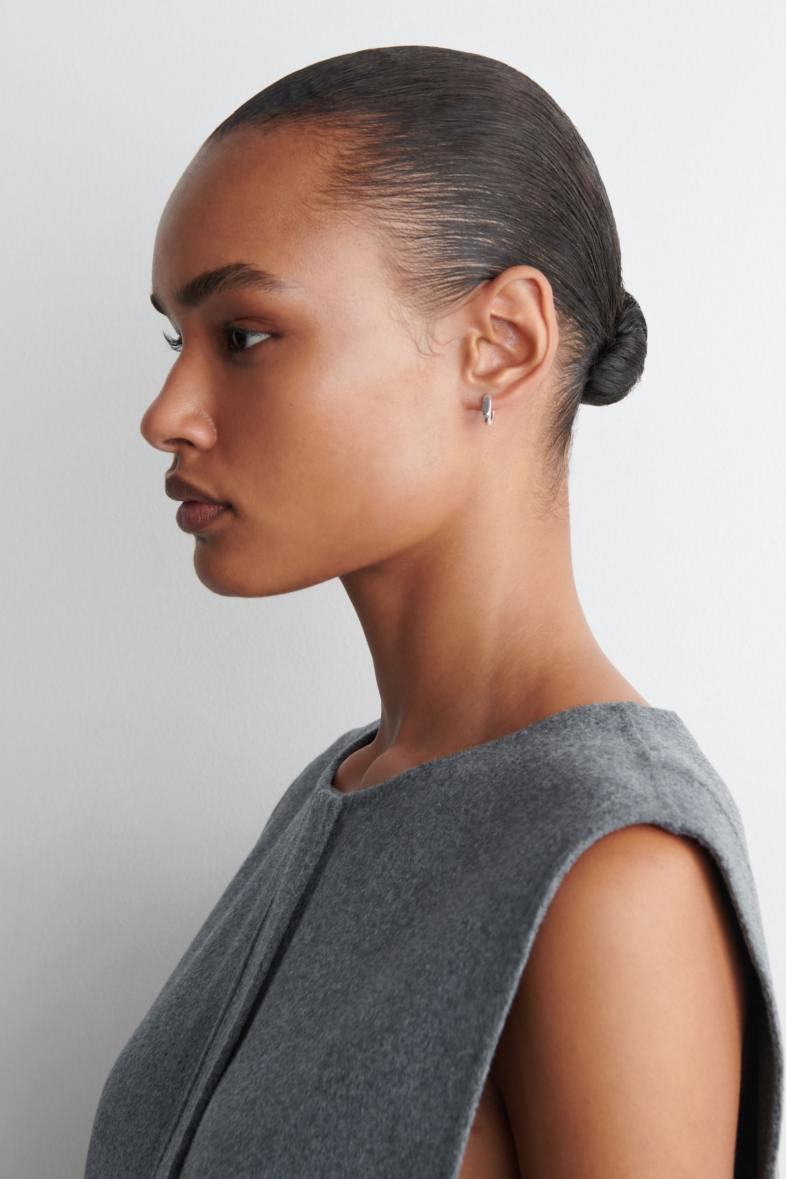 SCULPTED MINI HOOP EARRINGS 彫刻的なミニフープイヤリング