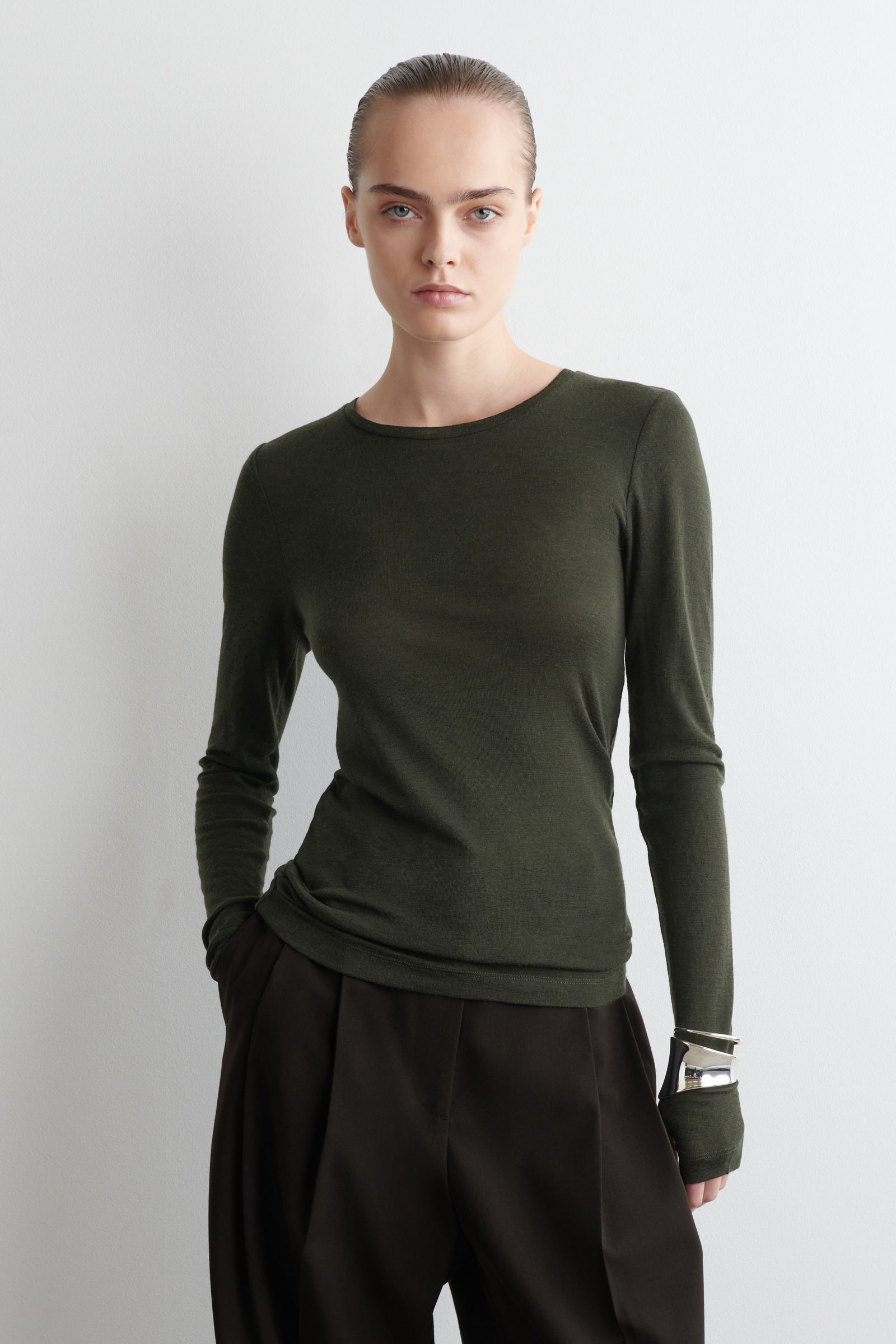 SLIM MERINO WOOL TOP スリムメリノウールトップ ダークグリーン｜COS