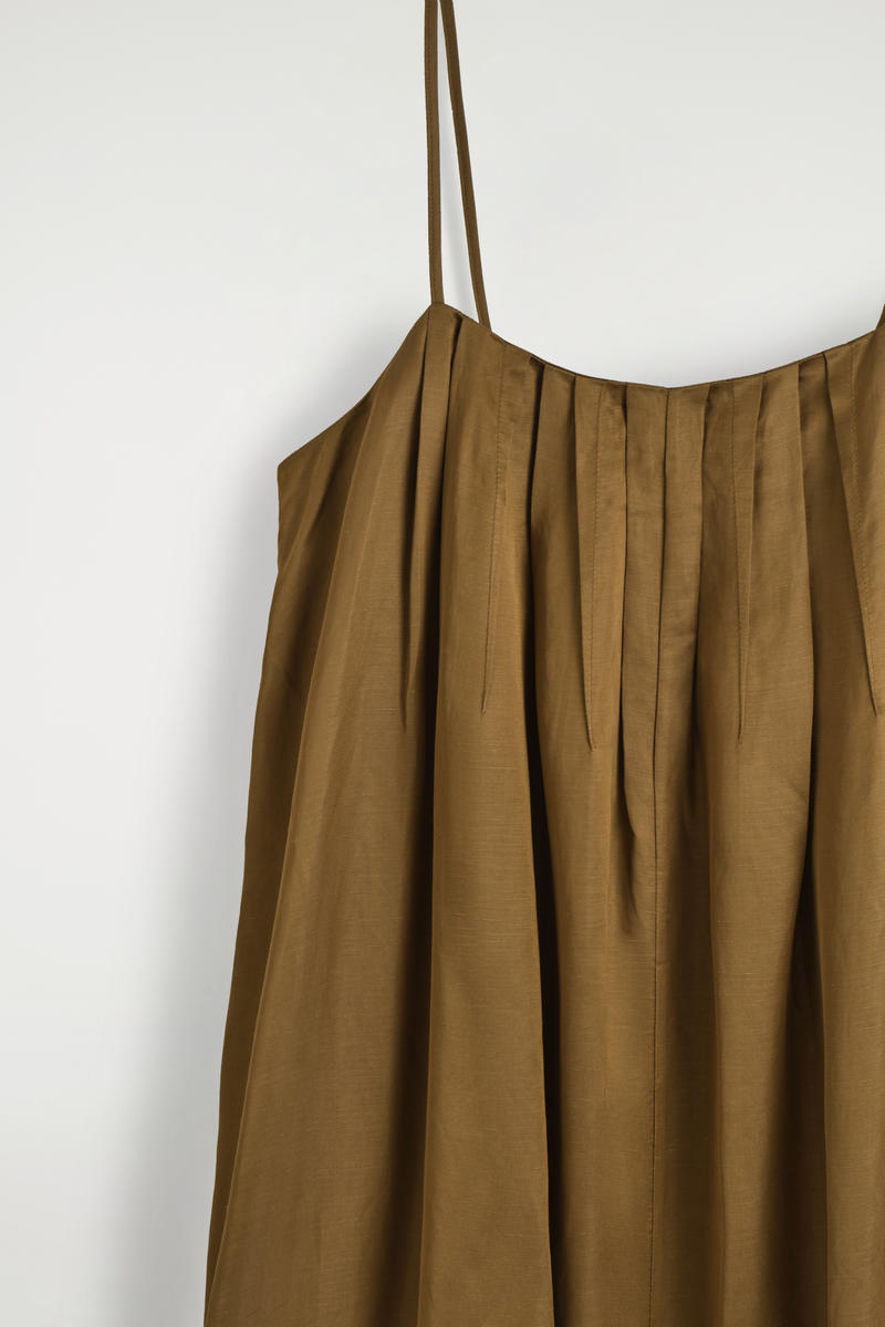COS プリーツ フルイド マキシドレス