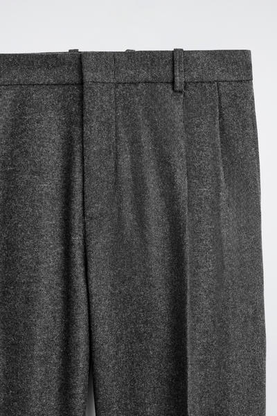 COS プリーツ入り ウールストレートレッグパンツ