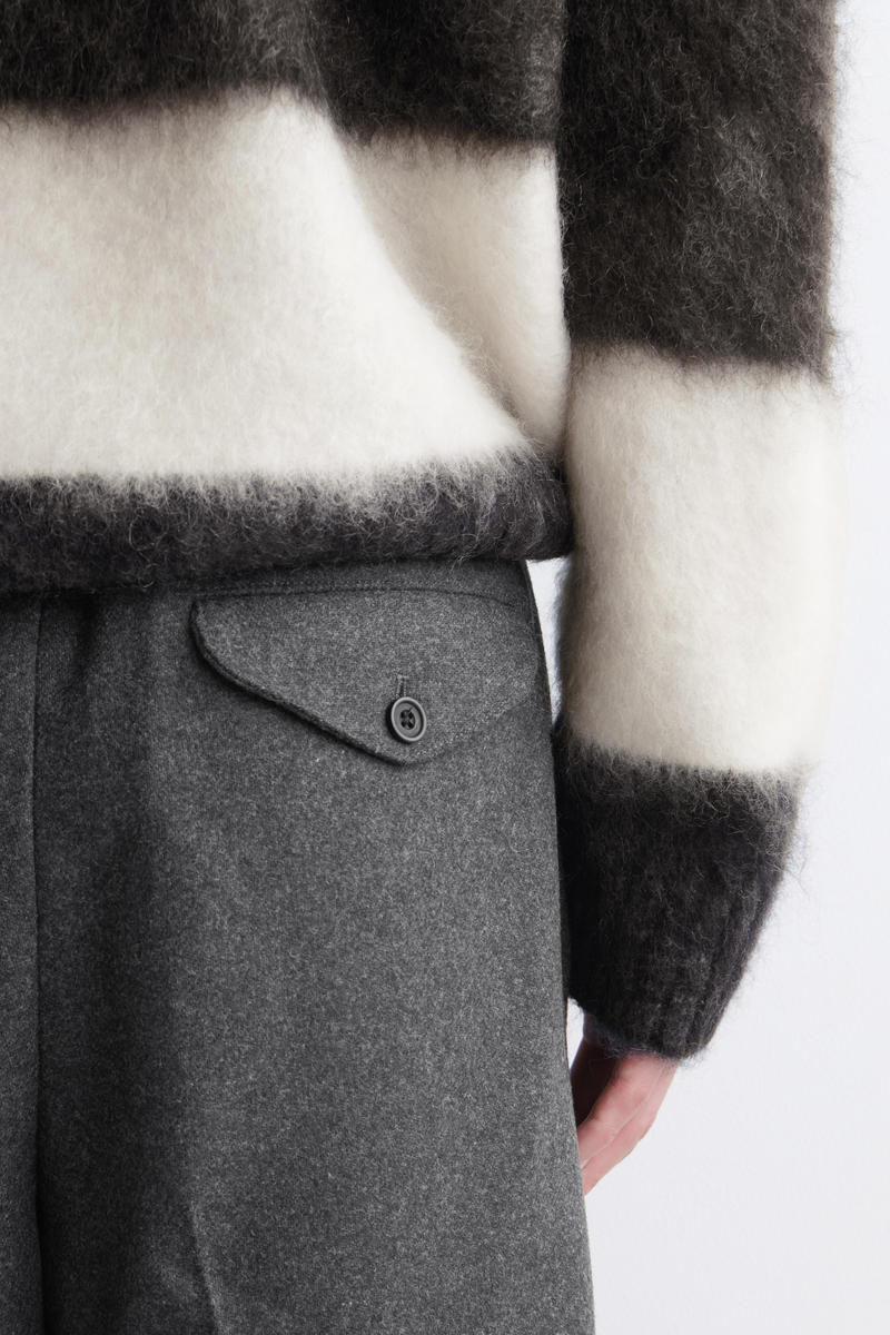 COS プリーツ入り ウールストレートレッグパンツ