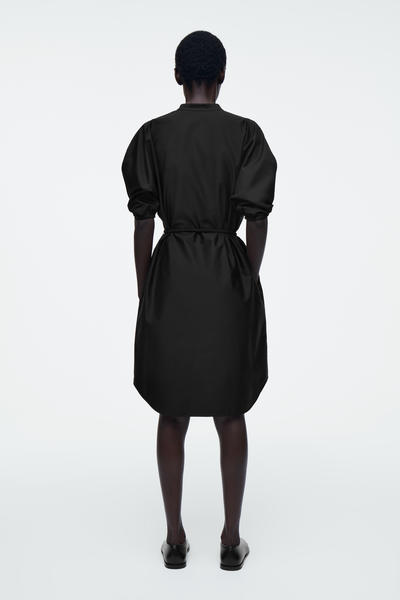 COS ベルテッドミディシャツワンピース