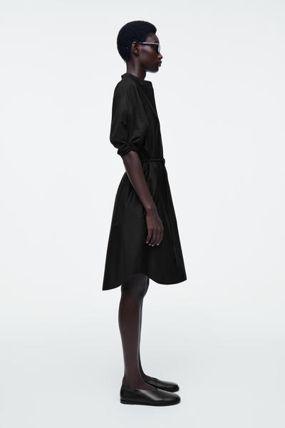 COS ベルテッドミディシャツワンピース