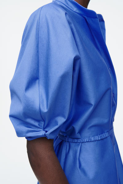 COS ベルテッドミディシャツワンピース