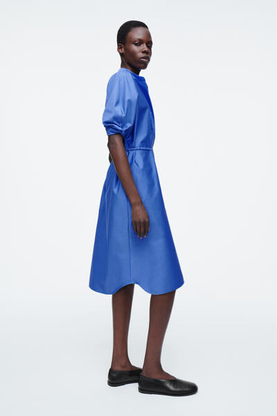 COS ベルテッドミディシャツワンピース