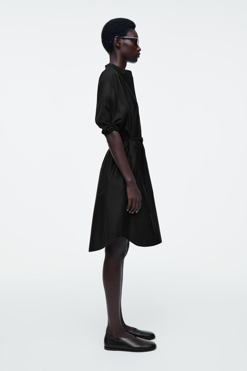 COS ベルテッドミディシャツワンピース