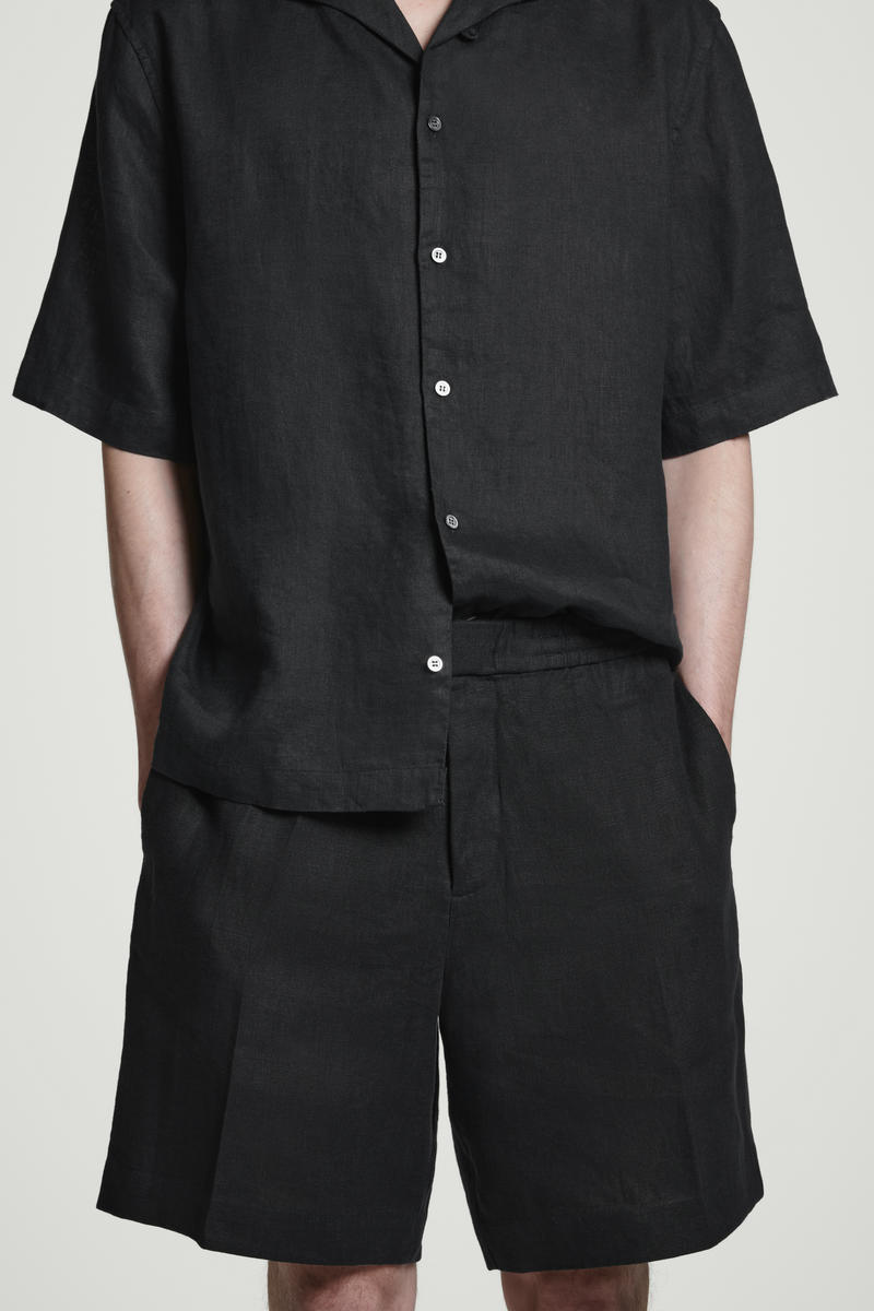 COS リネンゴム入りショートパンツ