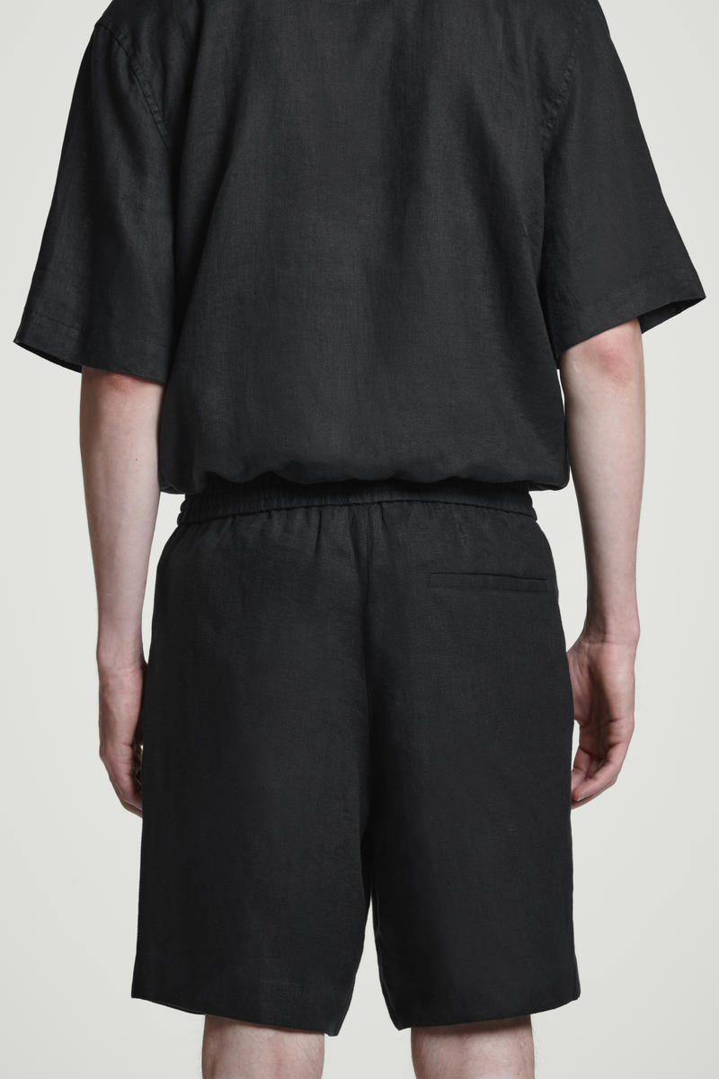 COS リネンゴム入りショートパンツ