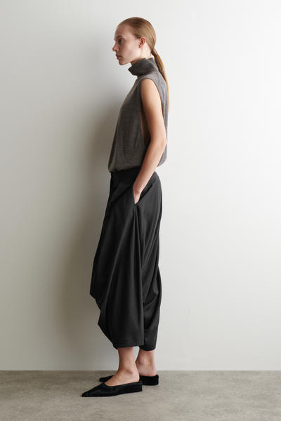 COS ボリュームのあるウールパンツ