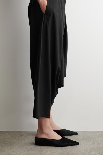 COS ボリュームのあるウールパンツ