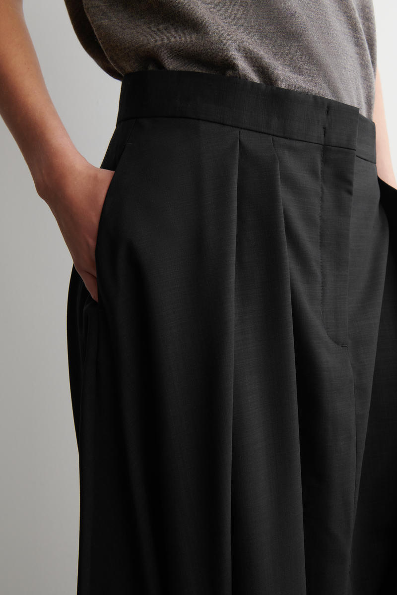 COS ボリュームのあるウールパンツ