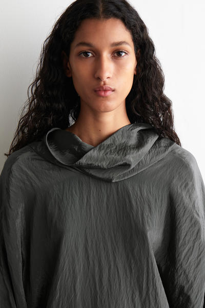 COS クランクルサテンミニドレス