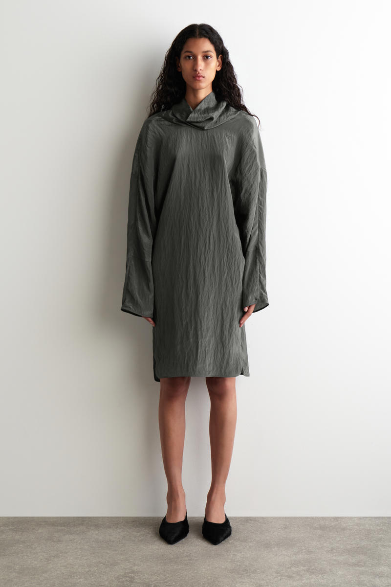 COS クランクルサテンミニドレス