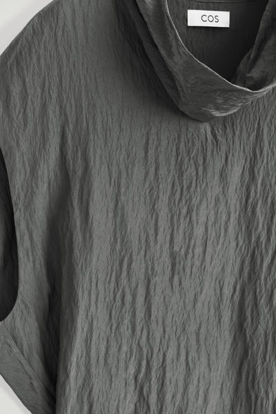 COS しわ加工サテントップ