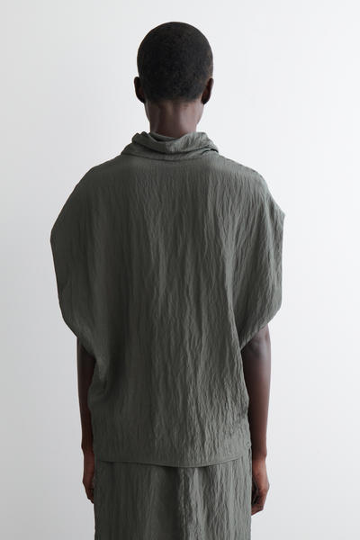 COS しわ加工サテントップ