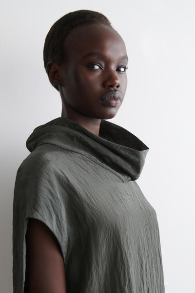 COS しわ加工サテントップ