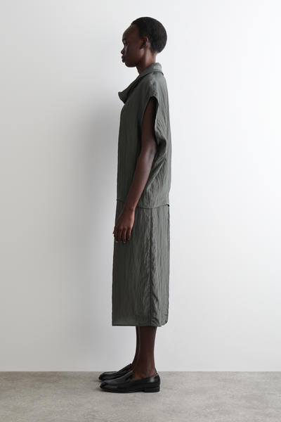 COS しわ加工サテントップ