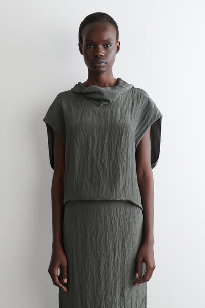 COS しわ加工サテントップ