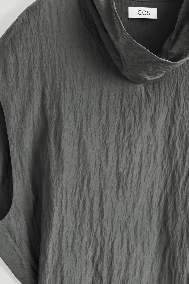 COS しわ加工サテントップ