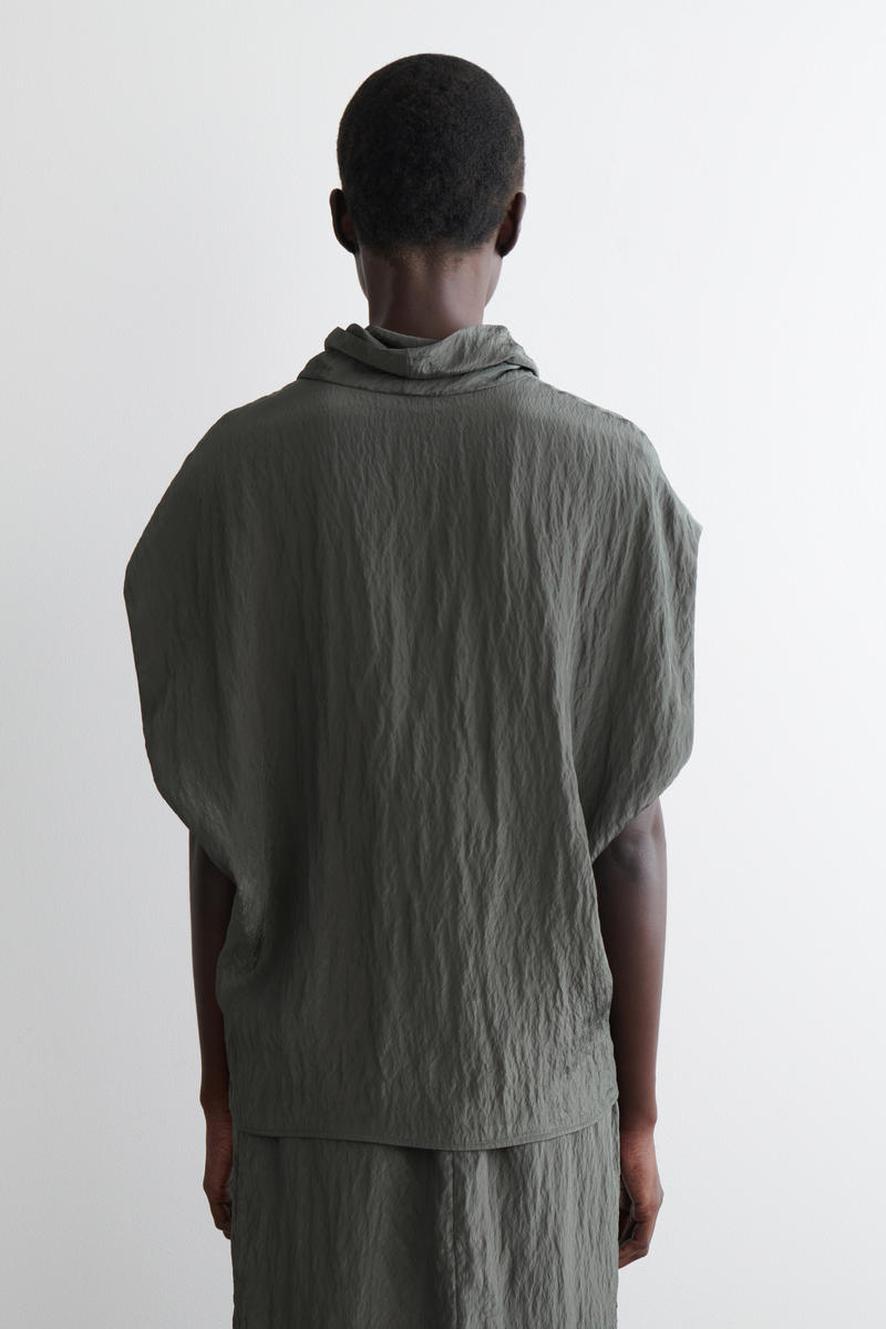 COS しわ加工サテントップ