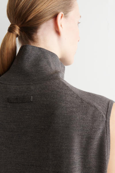 COS メリノウールロールネックベスト