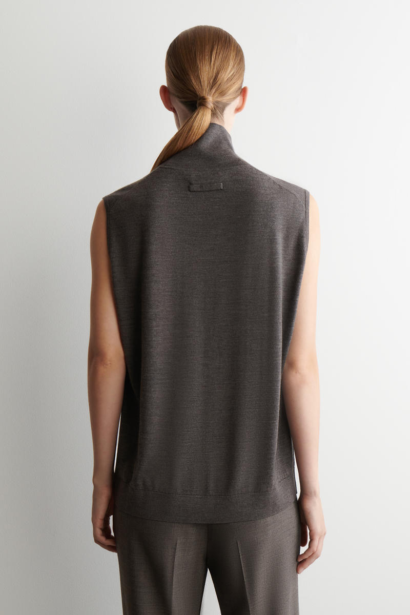 COS メリノウールロールネックベスト