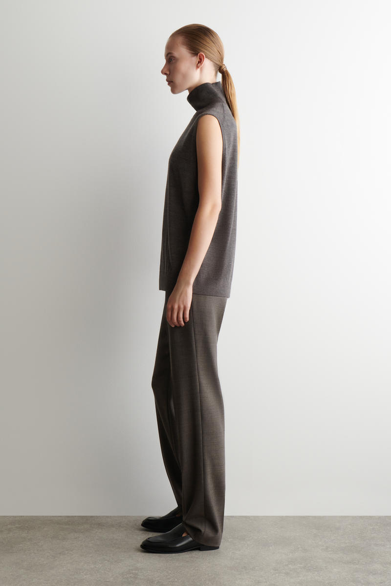 COS メリノウールロールネックベスト