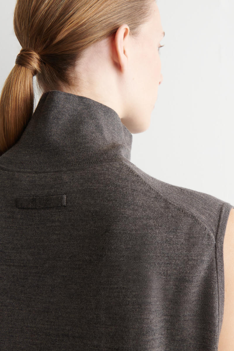 COS メリノウールロールネックベスト