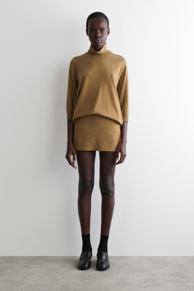 COS メリノウールタートルネックセーター