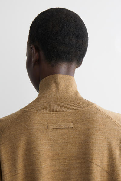 COS メリノウールタートルネックセーター