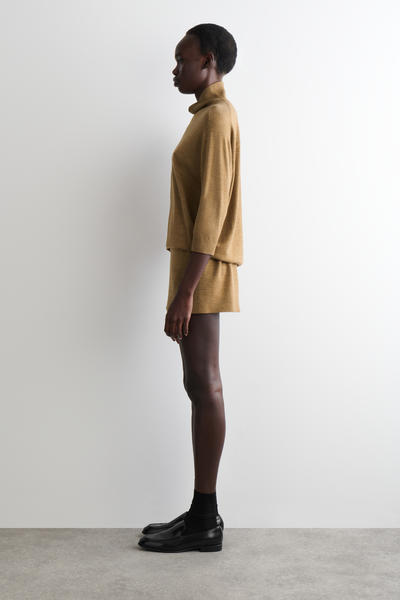 COS メリノウールタートルネックセーター