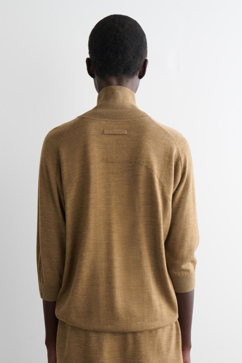 COS メリノウールタートルネックセーター