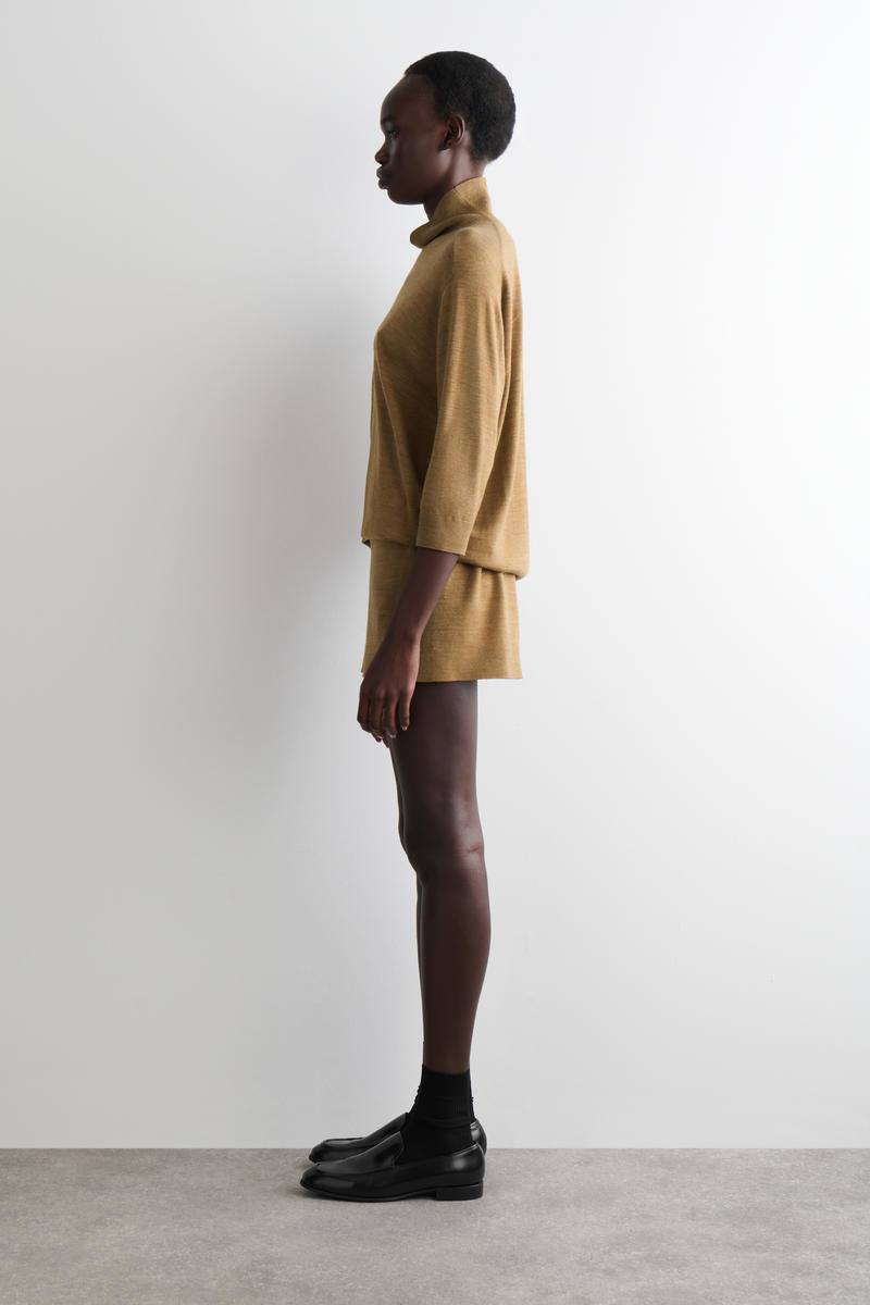 COS メリノウールタートルネックセーター