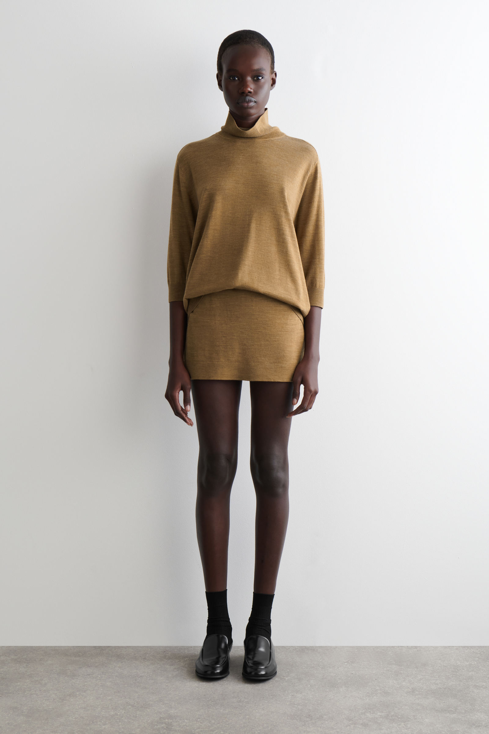 MERINO WOOL ROLL-NECK JUMPER メリノウールタートルネックセーター 
