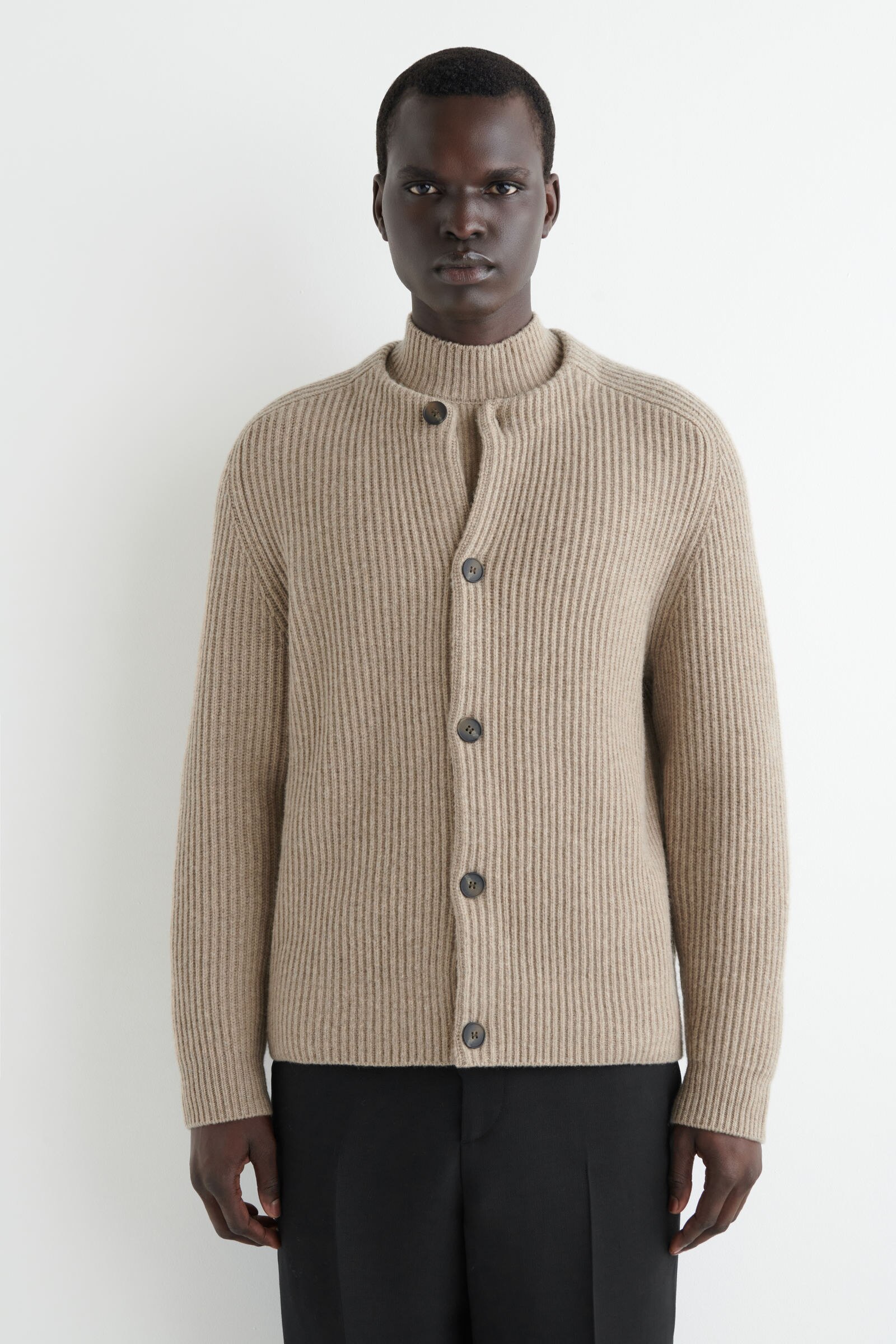 COS クロップド　アルパカ混カーディガン　ベージュ系　S カーディガン　コス RIBBED WOOL CREW-NECK CARDIGAN リブウールクルーネックカーディガン