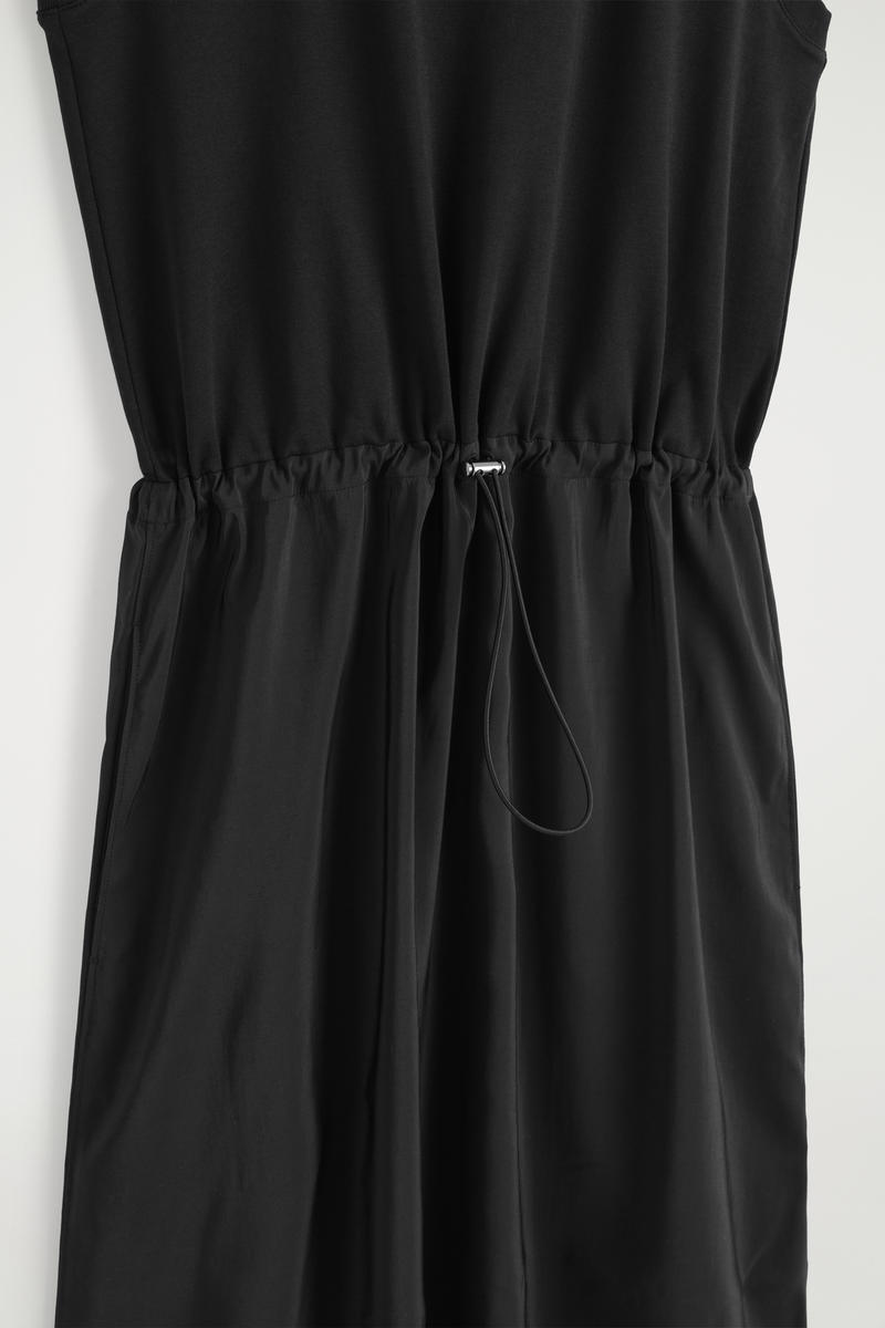 COS コントラストパネルワンピース