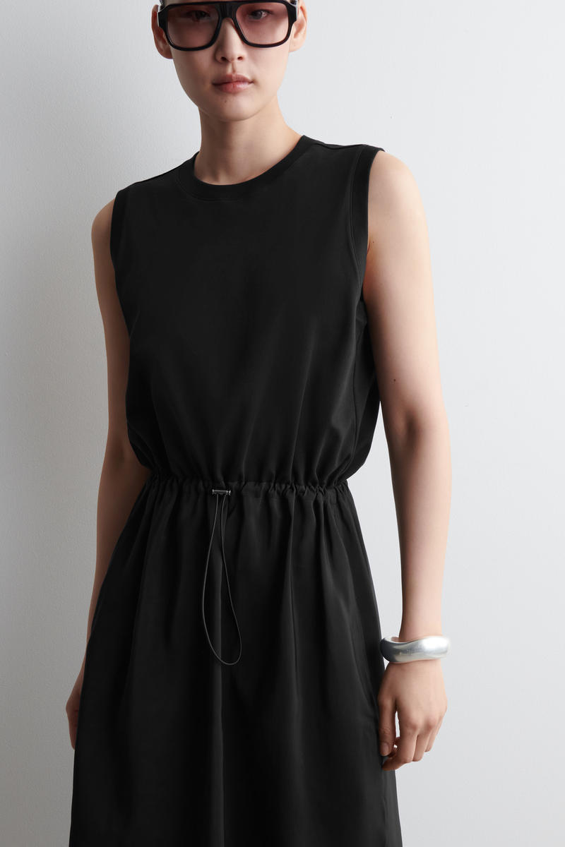 COS コントラストパネルワンピース