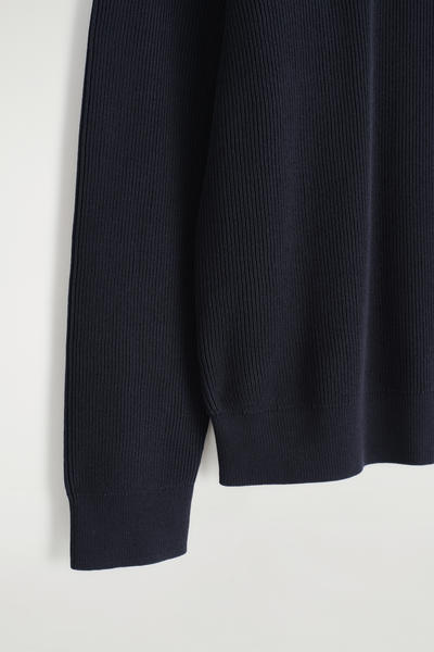 COS コットンクルーネックセーター