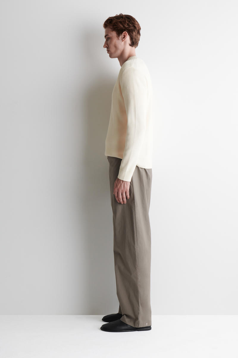 COS コットンクルーネックセーター