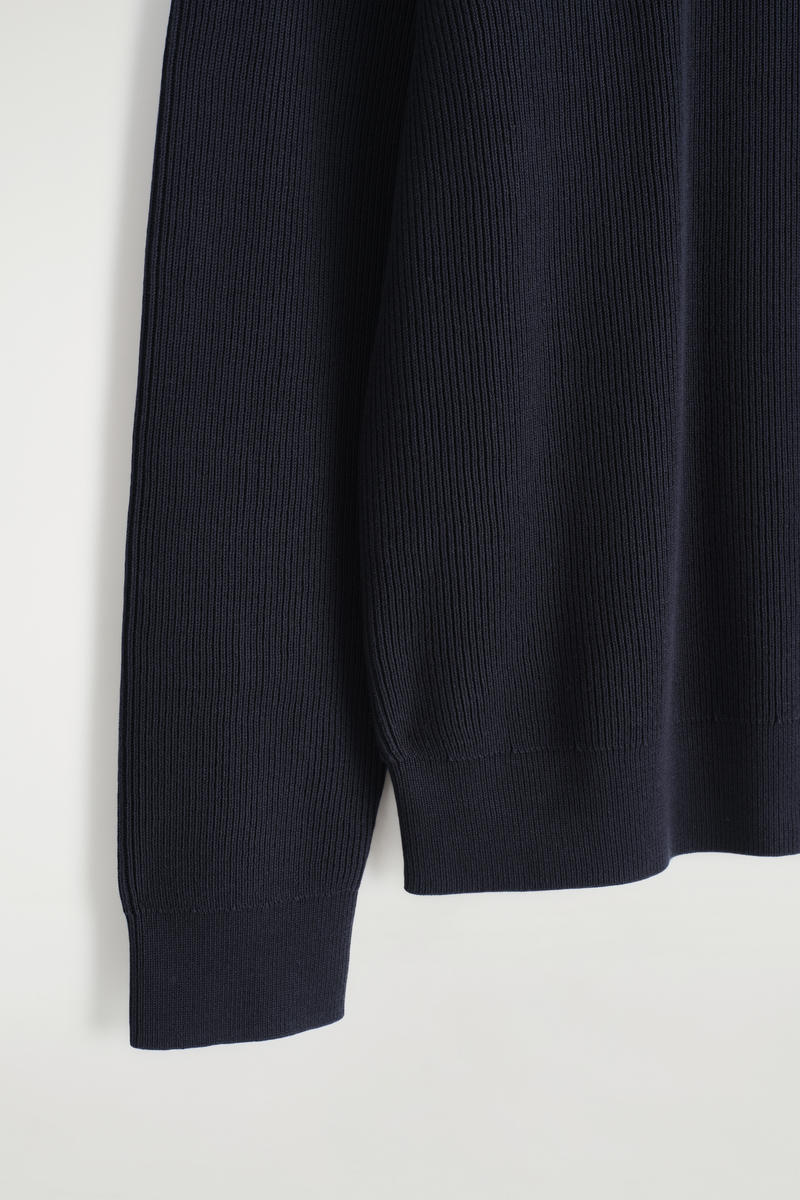 COS コットンクルーネックセーター