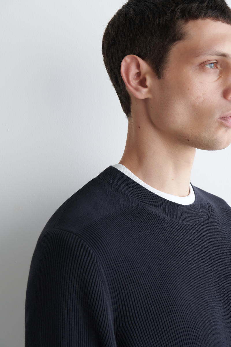 COS コットンクルーネックセーター