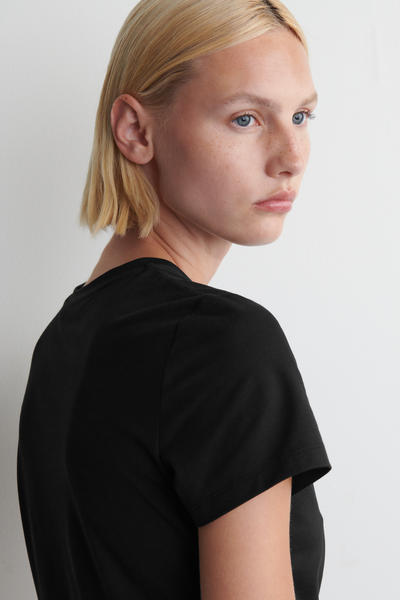 COS タイトフィットTシャツ