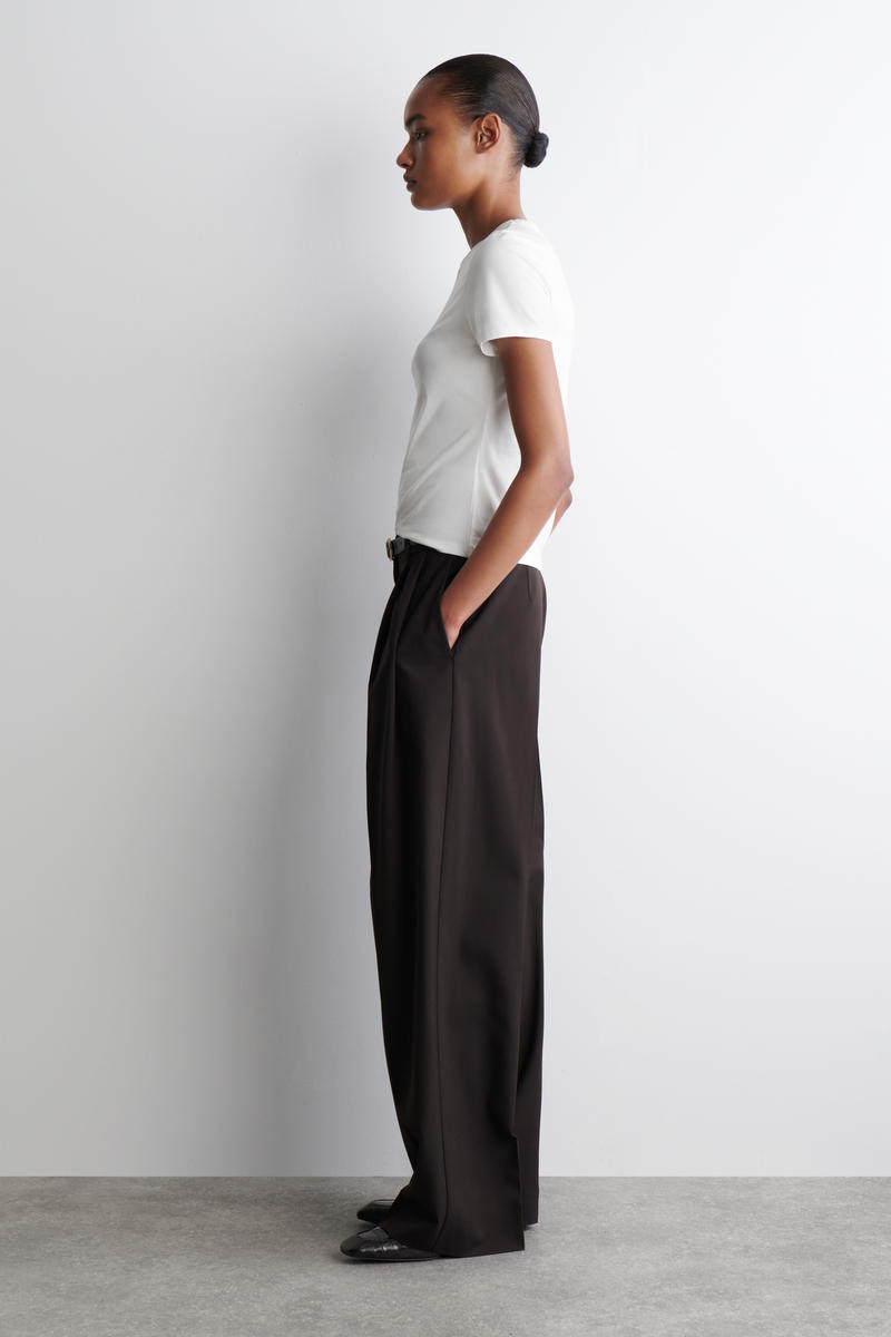 COS タイトフィットTシャツ