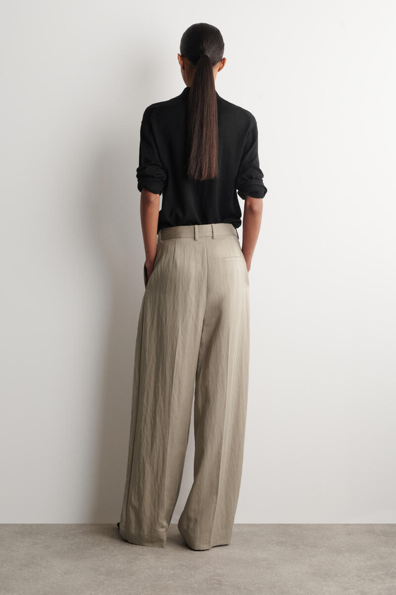 cos ワイドスラックス　ベージュ RELAXED FLUID WIDE-LEG TROUSERS リラックス フルイドワイドレッグ