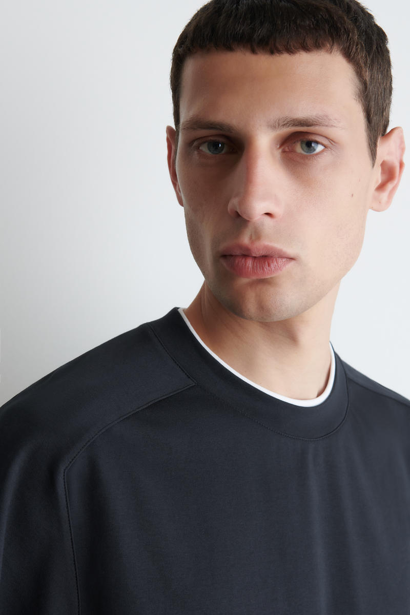 COS オーバーサイズ レイヤードエフェクト Tシャツ