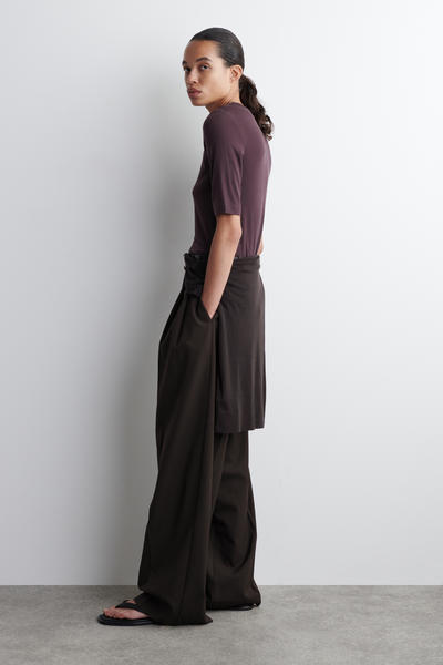 COS スリムライトウェイトTシャツ