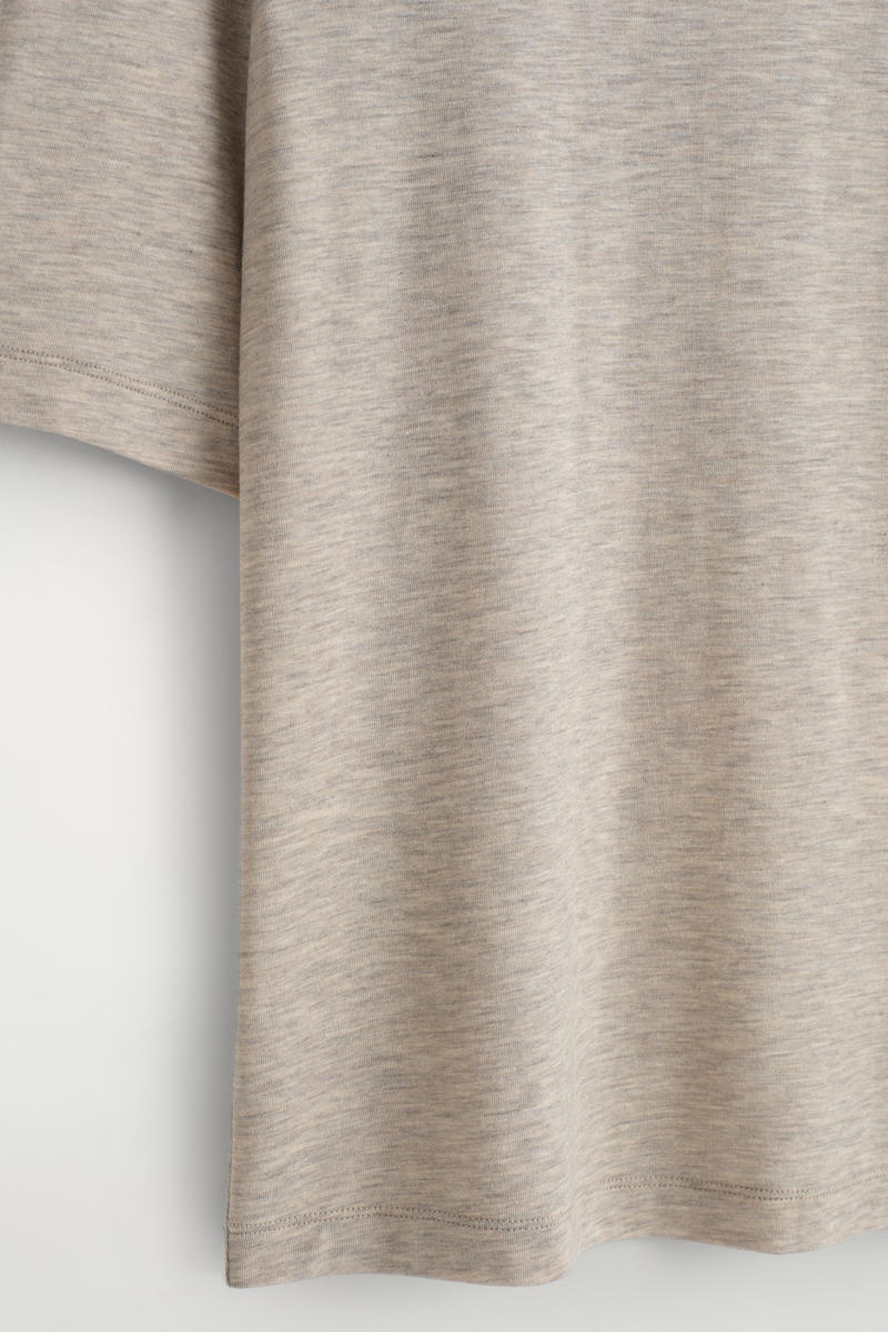 COS スリムライトウェイトTシャツ