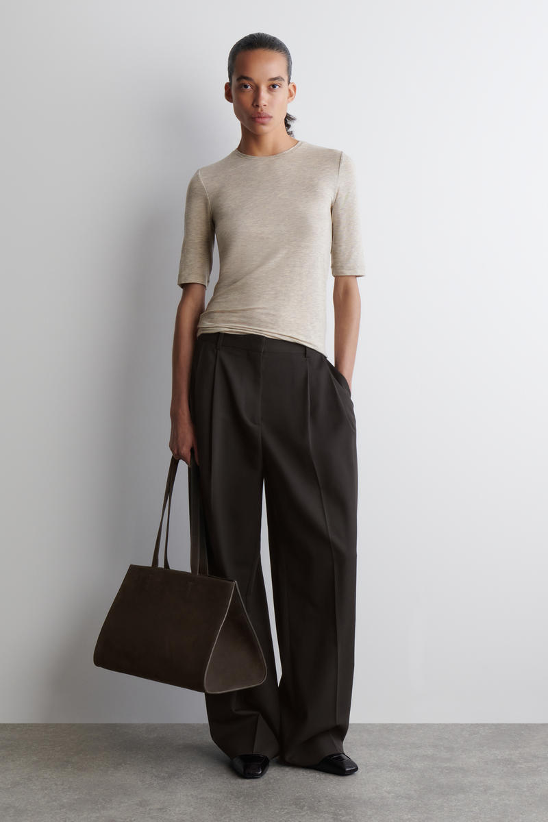 COS スリムライトウェイトTシャツ