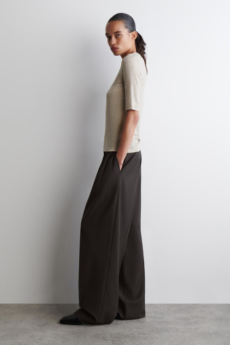 COS スリムライトウェイトTシャツ