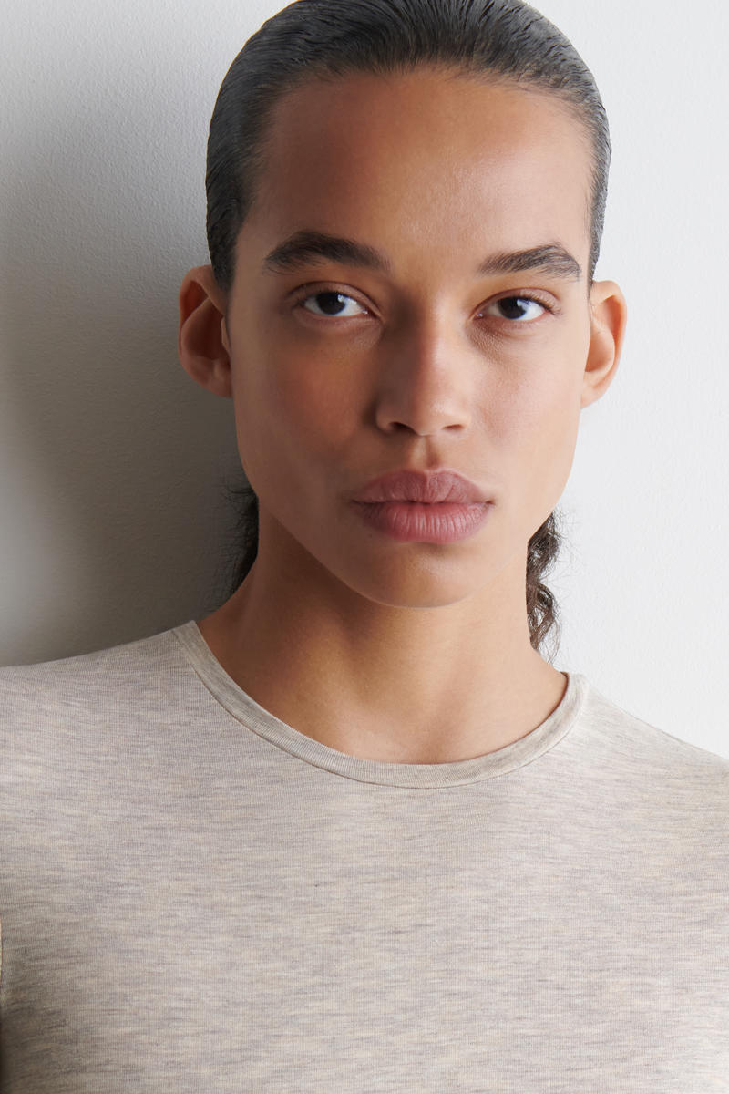 COS スリムライトウェイトTシャツ